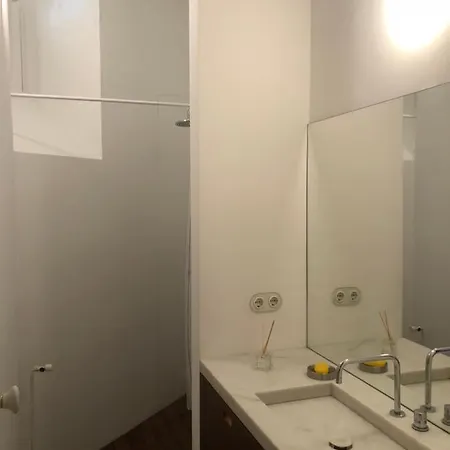 Rua Tenente Campos Rego, Ground Floor